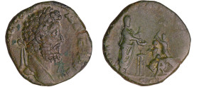 Commode - Sesterce (191, Rome)
A/ L AEL AVREL COMM AVG P FEL. Tête laurée à droite.
R/ VOTA SOL PRO SL P R COS VI P P // S C. Commode voilé debout à...