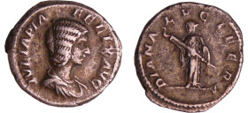 Julia Domna - Denier (214, Rome) - Diane
A/ IVLIA PIA FELIX AVG Buste drapé à droite. 
R/ DIANA LVCIFERA. Diane debout à gauche, tenant une torche d...