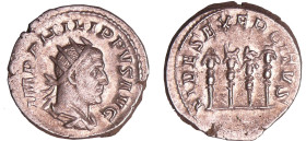 Philippe 1er - Antoninien (249, Rome) - Enseignes.
A/ IMP PHILIPPVS AVG. Buste radié à droite. 
R/ FIDES EXERCITVS. Quatre enseignes militaires, la ...