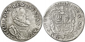 1592. Felipe II. Milán. 1 escudo. (Vti. 55) (MIR. 308/20 var). 28,35 g. Fecha bajo el busto. La V de PHILIPPVS rectificada sobre una R. Rara. MBC-/MBC...