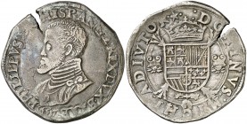 1557. Felipe II. Maestricht. 1 escudo felipe. (Vti. 1171) (Vanhoudt 253.MA). 32,83 g. Con el título de rey de Inglaterra. Grieta. Ex Colección Rocaber...
