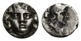 Pisidia. Selge. Obol. 350-300 BC. (9.6mm, 0.7 g). Anv.: Facing gorgoneion. Rev.: Helmeted head of Athena to right; astragalos behind.