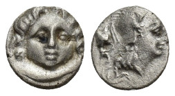 Pisidia. Selge. Obol. 350-300 BC. (9mm, 1.1 g). Anv.: Facing gorgoneion. Rev.: Helmeted head of Athena to right; astragalos behind.
