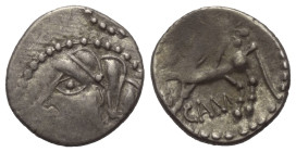 Gallien. Bituriges.

 Quinar (Silber).
Vs: Kopf links.
Rs: Pferde nach links stehend, darüber Zweig, CAM.

15 mm. 1,95 g. 

de la Tour 4139; D...