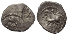 Gallien. Bituriges.

 Quinar (Silber).
Vs: Kopf links.
Rs: Pferde nach links stehend, darüber Schwert, darunter Pentagramm.

16 mm. 1,94 g. 

...