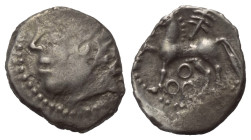 Gallien. Bituriges.

 Quinar (Silber).
Vs: Kopf links.
Rs: Pferde nach links stehend, darüber Zweig, darunter drei Kreise.

15 mm. 1,92 g. 

D...