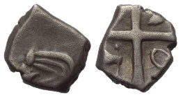 Gallien. Volcae-Tectosages.

 Drachme (Silber). 2. - 1. Jhdt. v. Chr.
Vs: Leicht stilisierter Kopf links.
Rs: Kreuz in den Winkeln, je eine Sichel...