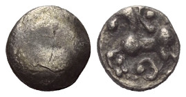 Ostkelten. Mittlerer Donauraum. Boier.

 Obol (Silber). 1. Jhdt. v. Chr.
Typ 'Roseldorf II'
Vs: Glatte Wölbung.
Rs: Stilisiertes Pferd nach links...