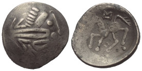 Ostkelten. Muntenien. Typ 'Sattelkopf'.

 Tetradrachme (Silber).
Vs: Stark stilisierter Kopf des Zeus mit Lorbeerkranz rechts.
Rs: Stark stilisier...