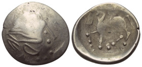 Ostkelten. Muntenien. Typ 'Sattelkopf'.

 Tetradrachme (Silber).
Vs: Stark stilisierter Kopf des Zeus mit Lorbeerkranz rechts.
Rs: Stark stilisier...