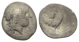 Kampanien. Neapolis.

 Triobol (Silber). Ca. 300 - 275 v. Chr.
Vs: Kopf des Apollon mit Lorbeerkranz rechts.
Rs: Hahn nach rechts stehend.

15 m...