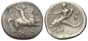 Kalabrien. Tarent.

 Didrachme oder Nomos (Silber). Ca. 281 - 272 v. Chr.
Vs: Krieger zu Pferde mit Schild und Speer nach rechts reitend; im Feld l...