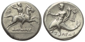 Kalabrien. Tarent.

 Didrachme oder Nomos (Silber). Ca. 240 - 228 v. Chr.
Vs: Krieger mit Speer zu Pferde nach rechts reitend; im Feld links Kranz,...
