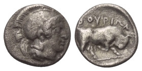 Lukanien. Thourioi.

 Triobol (Silber). Ca. 400 - 350 v. Chr.
Vs: Kopf der Athena mit attischem Helm rechts.
Rs: Stier mit gesenktem Kopf nach rec...