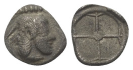 Sizilien. Syrakus.

 Obol (Silber). Ca. 475 - 470 v. Chr.
Vs: Kopf der Arethousa rechts.
Rs: Vierspeichiges Rad.

9 mm. 0,56 g. 

HGC 2, 1371;...