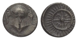 Thrakien. Mesembria.

 Obol (Silber). Ca. 420 - 320 v. Chr.
Vs: Korinthischer Helm en face.
Rs: META in vierspeichigem Rad, das von einem Strichel...