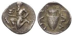Inseln vor Thrakien. Thasos.

 Trihemiobol (Silber). Ca. 405 - 355 v. Chr.
Vs: Silen mit Kantharos in seiner Rechten im Knielauf nach links; im Fel...