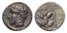 Makedonien. Chalkidischer Bund.

 Trihemiobol (Silber, reduzierter Standard). Ca. 420 - 390 v. Chr. Olynthos.
Vs: Kopf des Apollon mit Lorbeerkranz...