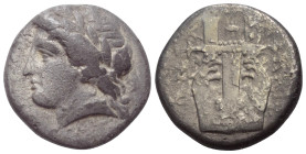 Makedonien. Chalkidischer Bund.

 Tetradrachme (Silber). Ca. 383 - 379 v. Chr. Olynthos.
Vs: Kopf des Apollon mit Lorbeerkranz links.
Rs: Kithara ...