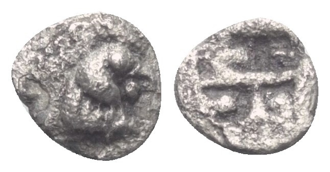 Troas. Dardanos.

 Hemiobol (Silber). Ca. 5. Jhdt. v. Chr.
Vs: Kopf eines Hah...