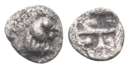 Troas. Dardanos.

 Hemiobol (Silber). Ca. 5. Jhdt. v. Chr.
Vs: Kopf eines Hahns rechts.
Rs: Viergeteiltes Quadratum incusum.

8 mm. 0,39 g. 

...