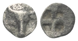 Troas. Lamponeia.

 Hemiobol (Silber). Ca. 500 - 450 v. Chr.
Vs: Stierkopf en face.
Rs: Viergeteiltes Quadratum incusum.

8 mm. 0,37 g. 

SNG ...