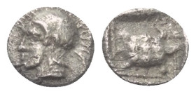 Lesbos. Methymna.

 Obol (Silber). Ca. 500 - 460 v. Chr.
Vs: Kopf der Athena mit attischem Helm links.
Rs: Schildkröte in Perlquadrat; das Ganze i...