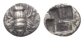 Ionien. Ephesos.

 Obol (Silber). Um 550 v. Chr.
Vs: Biene.
Rs: Quadratum Incusum.

7 mm. 0,40 g. 

Karwiese Series III, 5.
 Fast vorzüglich ...