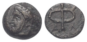 Ionien. Phokaia.

 Bronze. Ca. 350 - 300 v. Chr.
Vs: Kopf des Hermes mit Petasos links.
Rs: Kerykeion.

10 mm. 1,75 g. 

SNG Copenhagen 1044 v...