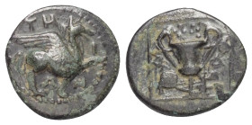 Ionien. Teos.

 Bronze. 4. - 1. Jhdt. v. Chr.
Vs: Greif nach rechts stehend.
Rs: Kantharos in Linienquadrat.

14 mm. 1,81 g. 

SNG von Aulock ...