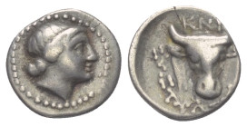 Karien. Knidos.

 Diobol (Silber). Ca. 300 - 190 v. Chr.
Vs: Kopf der Aphrodite rechts.
Rs: Stiervorderteil rechts, Kopf en face.

12 mm. 1,21 g...