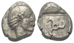Dynasten von Lykien. Wekhssere (um 440 v. Chr.).

 Stater (Silber). Xanthos.
Vs: Männlicher Kopf Lorbeerkranz rechts.
Rs: Triskeles; im Feld links...