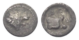 Dynasten von Lykien. Maussollos (360 - 353 v. Chr. Satrap von Lykien).

 Hemiobol (Silber). Xanthos.
Vs: Löwenkopf rechts.
Rs: Astragal.

7 mm. ...