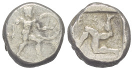 Pamphylien. Aspendos.

 Stater (Silber). Ca. 465 - 430 v. Chr.
Vs: Krieger mit Lanze und Schild nach rechts schreitend.
Rs: Triskeles in vertiefte...