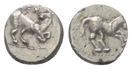 Kilikien. Kelenderis.

 Obol (Silber). Ca. 410 - 375 v. Chr.
Vs: Pferd nach rechts galoppierend.
Rs: Ziege nach rechts stehend, den Kopf nach link...