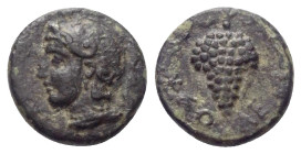 Kilikien. Soloi.

 Bronze. Ca. 350 - 300 v. Chr.
Vs: Büste der Athena mit attischem Helm links.
Rs: Weintraube an Rebe mit Blatt.

12 mm. 1,77 g...
