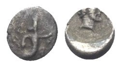 Satrapen und Dynasten von Kilikien. Unbestimmter Dynast.

 Tetartemorion (Silber). 4. Jhdt. v. Chr.
Vs: Persischer Großkönig im Knielauf rechts.
R...