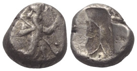Achaimenidisches Königreich. Xerxes I. - Dareios II. (ca. 480 - 420 v. Chr.).

 Siglos (Silber). Sardeis.
Vs: Großkönig mit Speer und Bogen im Knie...