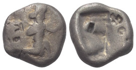 Achaimenidisches Königreich. Xerxes I. - Dareios II. (ca. 480 - 420 v. Chr.).

 Siglos (Silber). Sardeis.
Vs: Großkönig mit Speer und Bogen im Knie...