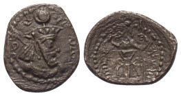 Kushano-Sasaniden. Hormizd I. (ca. 265 - 295 n. Chr.).

 Bronze.
Vs: Drapierte Büste des bärtigen Hormizd rechts.
Rs: Gottheit aus brennendem Feue...