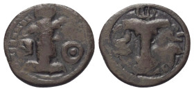 Kushano-Sasaniden. Hormizd I. (ca. 265 - 295 n. Chr.).

 Bronze.
Vs: Drapierte Büste des bärtigen Hormizd rechts.
Rs: Brennender Feueraltar.

16...