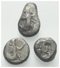 Griechische Münzen - Lots.


Verschiedene Herrscher (Königreich der Achaimeniden).

Lot (3 Stück, Silber): 4. Jhdt. v. Chr.

Sehr schön - fast ...
