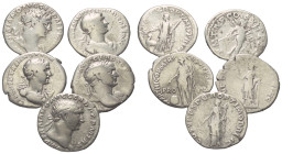 Römische Münzen - Lots. Kaiserzeit.


Lot (5 Stück, Silber): Traianus Denare (98 - 117 n. Chr.).

Fast sehr schön / sehr schön.

Verkauft wie b...