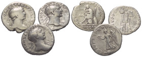 Römische Münzen - Lots. Kaiserzeit.


Lot (3 Stück, Silber): Traianus Denare (98 - 117 n. Chr.).

Fast sehr schön / sehr schön.

Verkauft wie b...