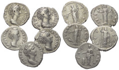 Römische Münzen - Lots. Kaiserzeit.


Lot (5 Stück, Silber): Denare der Faustina I. (gest. 141 n. Chr.)

Sehr schön.

Verkauft wie besehen, kei...