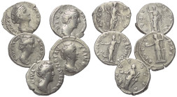 Römische Münzen - Lots. Kaiserzeit.


Lot (5 Stück, Silber): Denare der Faustina I. (gest. 141 n. Chr.)

Meist sehr schön.

Verkauft wie besehe...