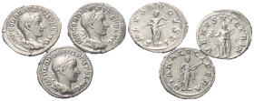 Römische Münzen - Lots. Kaiserzeit.


Lot (3 Stück, Silber): Denare des Gordianus III. (238 - 244 n. Chr).

Sehr schön. 

Verkauft wie besehen,...