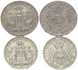 Deutschland - Lots.


Deutschland nach 1871.
Hamburg.

Lot (2 Stück, Silber): 3 Mark 1914 und 5 Mark 1902 J.
Vs: Stadtwappen, gehalten von zwei...