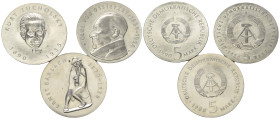 Deutschland - Lots.

 1922 und ohne Jahr.
Lot (3 Stück, Silber):

Gedenkmünzen der DDR: 5 Mark 1988 (Ernst Barlach), 5 Mark 1989 (Carl von Ossiet...