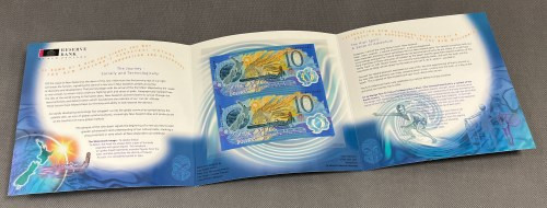 New Zealand, 10 Dollars 2000 - polymer - Vertical Pair Czerwony numerator.&nbsp;...